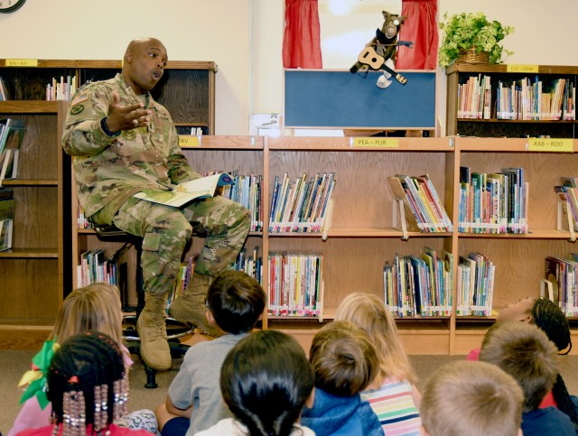 Fort Knox Garrison CSM reads to Van Voorhis kids, encourages them to read to others