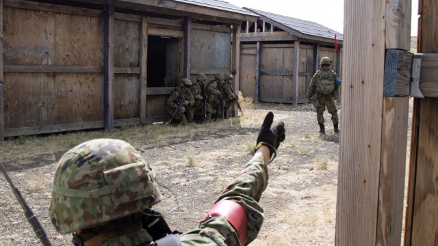 Illinois Guardsmen walk into Rising Thunder training