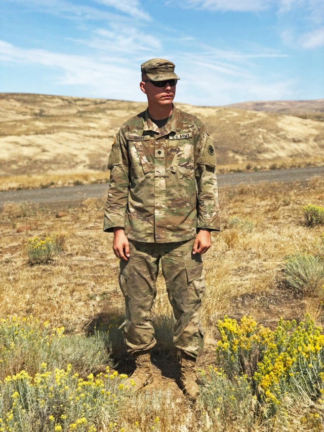 Illinois Guardsman extends Short line of service