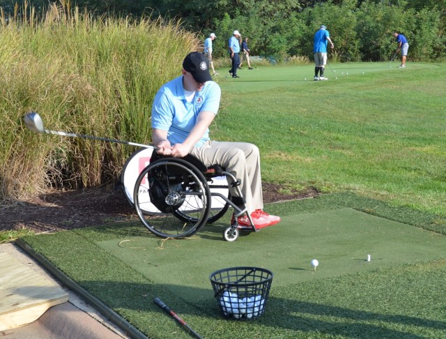 Paralyzed veteran warms up for round of golf