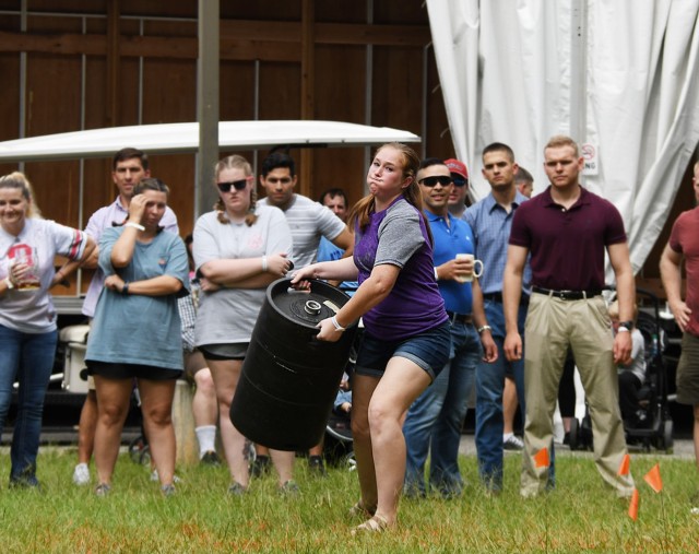 Keg tossing, Oktoberfest, 2018