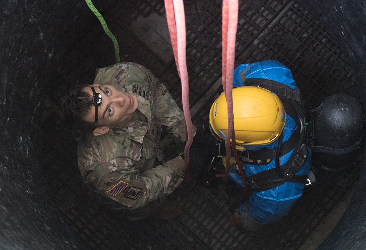 CBRN Soldiers descend into confinedspace training