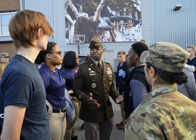 Future Service Members Enlist at Pittsburgh Steelers Game