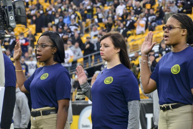 Future Service Members Enlist at Pittsburgh Steelers Game