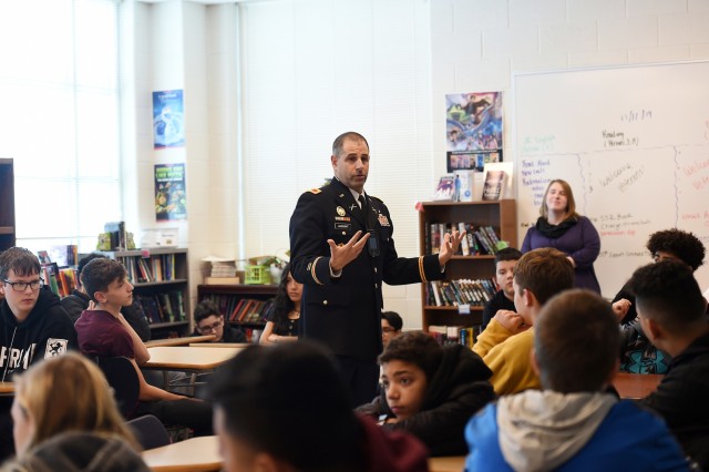 Army Reserve Soldiers reach out through Chicagoland communities to share the story of veterans