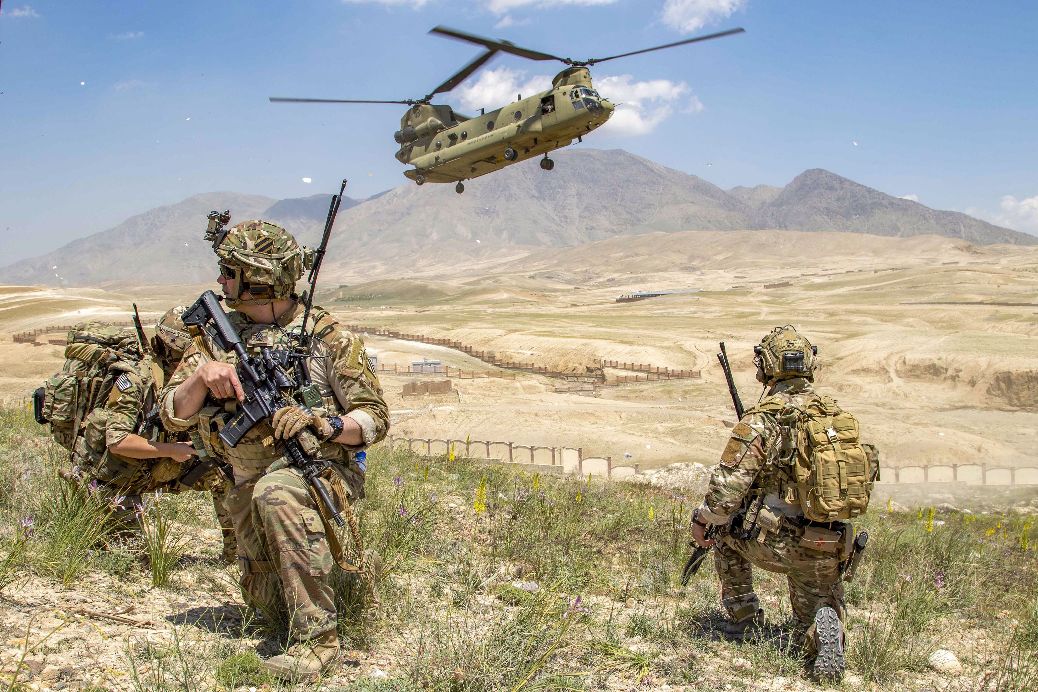 U.S. Soldiers from 1st Battalion, 121st Infantry Regiment of the 48th ...