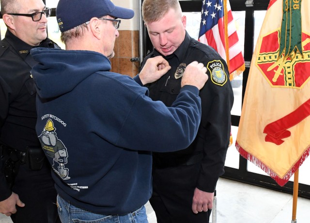 Fort Knox DES celebrates new employees, presents awards in badging ceremony