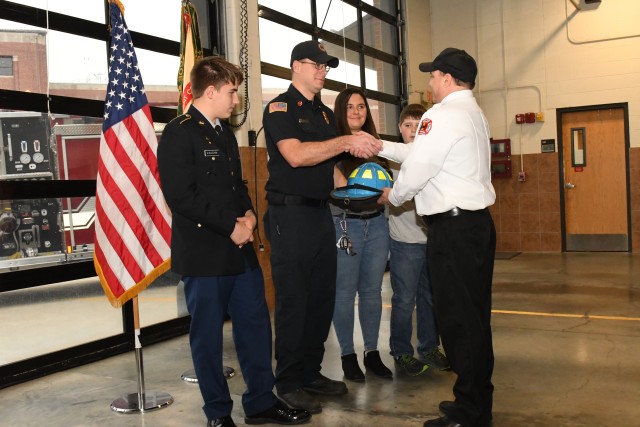 Fort Knox DES celebrates new employees, presents awards in badging ceremony