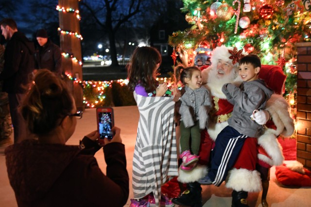 Fort Knox kicks off holiday season with annual Christmas tree lighting