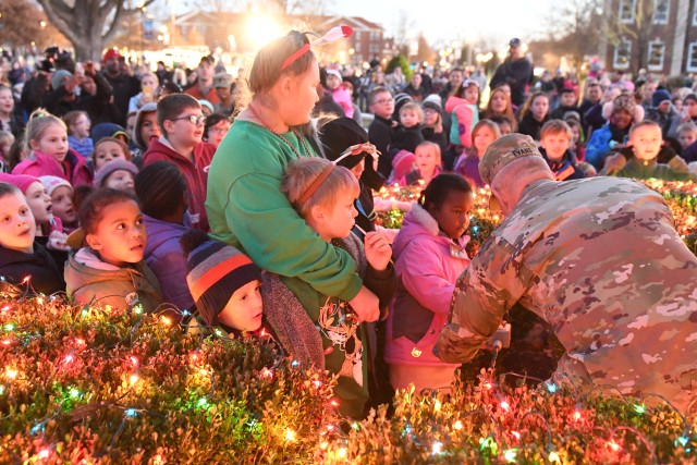 Fort Knox kicks off holiday season with annual Christmas tree lighting
