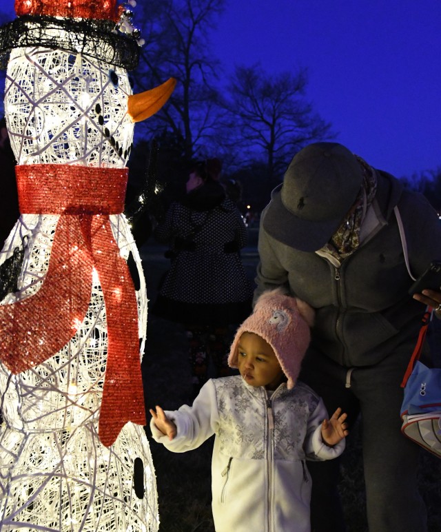 Fort Knox kicks off holiday season with annual Christmas tree lighting