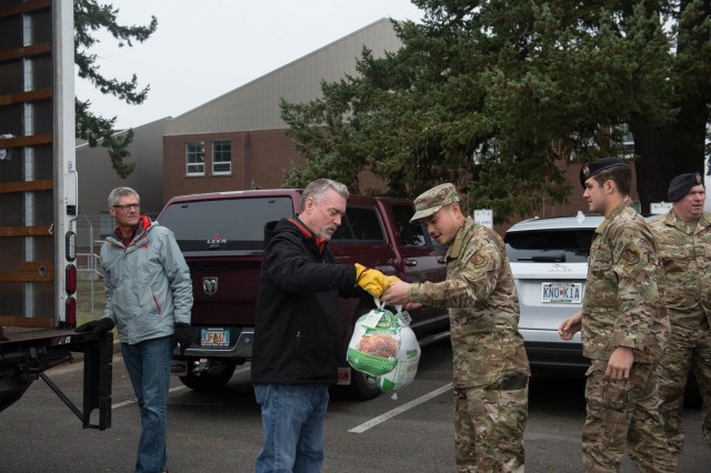 Volunteers bring holiday cheer to Airmen