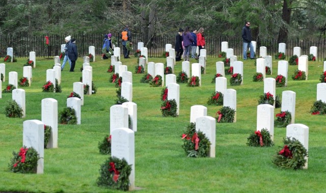 Volunteers to place nearly 1,000 wreaths on JBLM Saturday