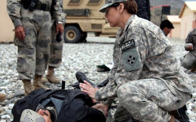 U.S. Army combat medic saves airline passenger