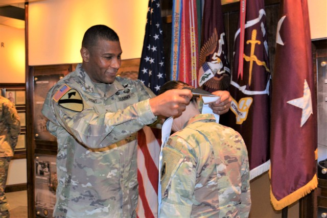 MG Sargent presents Chaplain Van Dress with MEDCoE inaugural stole