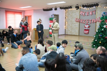 Military Intelligence Soldiers Visit Children's Home for Christmas