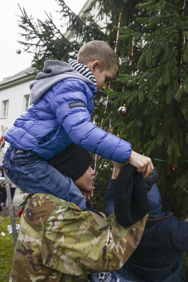 'Headhunter' Soldiers bring Christmas spirit to local children