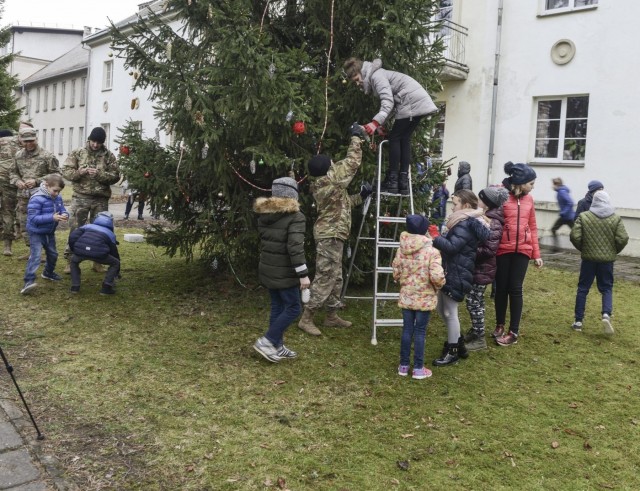 'Headhunter' Soldiers bring Christmas spirit to local children