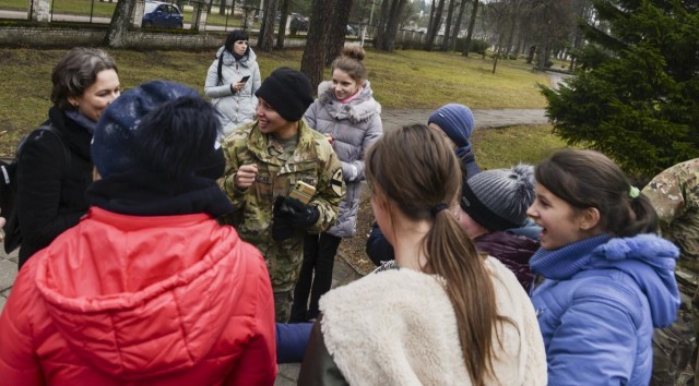 'Headhunter' Soldiers bring Christmas spirit to local children