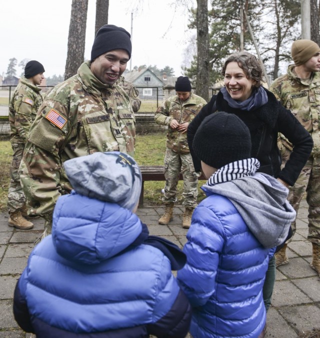 'Headhunter' Soldiers bring Christmas spirit to local children