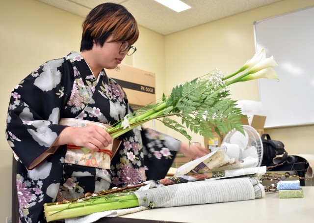 Camp Zama class teaches basics of 'ikebana,' the art of Japanese flower arranging