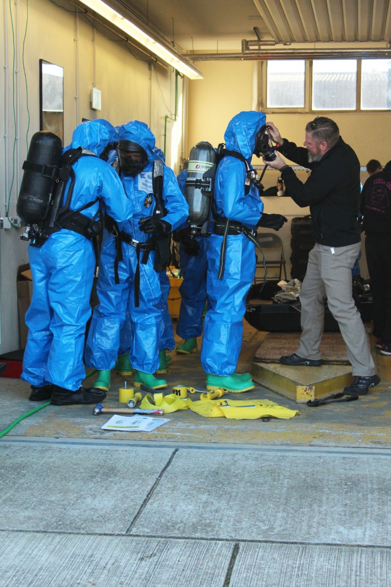 720th EOD trains on self-contained breathing apparatus equipment ...