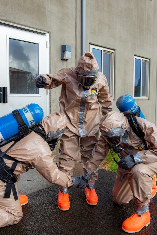 Oregon Guard members learn the basics of hazardous operations