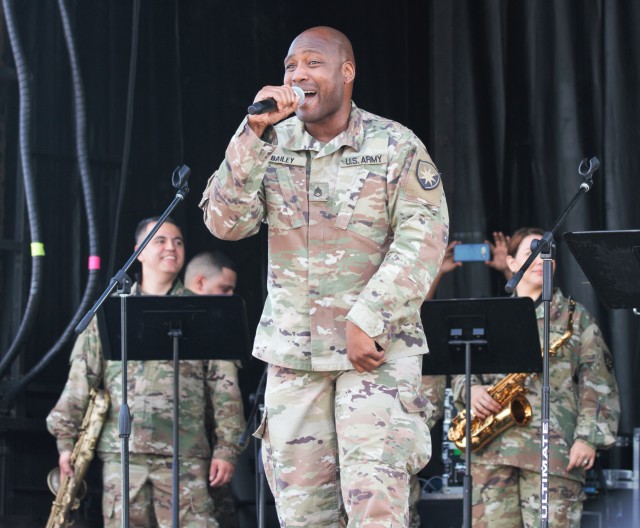FL Guard's salsa band helps marathon runners find their rhythm