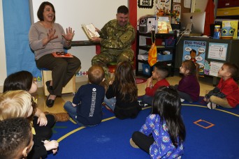 Soldiers share love of reading with elementary students