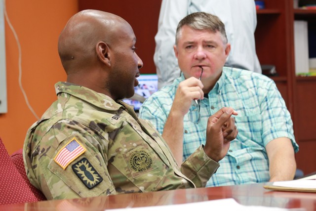 Scientists, Soldiers Share Perspective, Knowledge