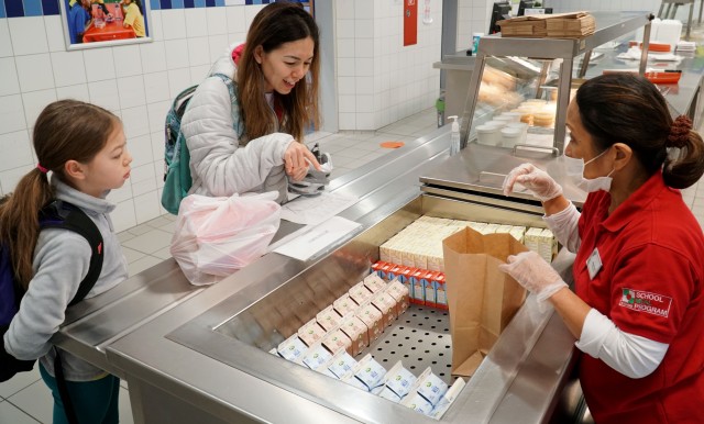 The Exchange introduced the grab-and-go meal
option to help military families while their children are learning at home during the COVID-19 pandemic
