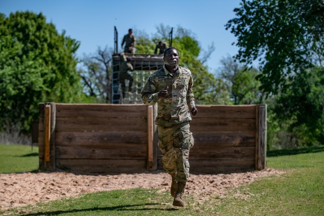 Soldier runs obstacle course