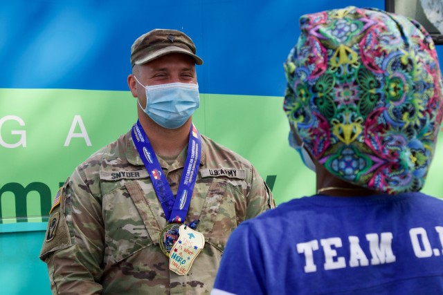 Children personalize medals for Florida Guard and partners