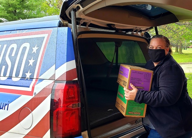 Fort Leonard Wood USO delivers needed supplies to Soldiers