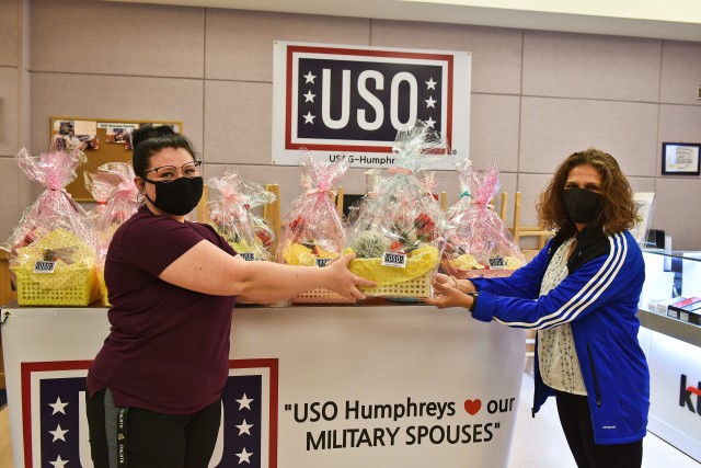 USO appreciates military spouses with giveaways