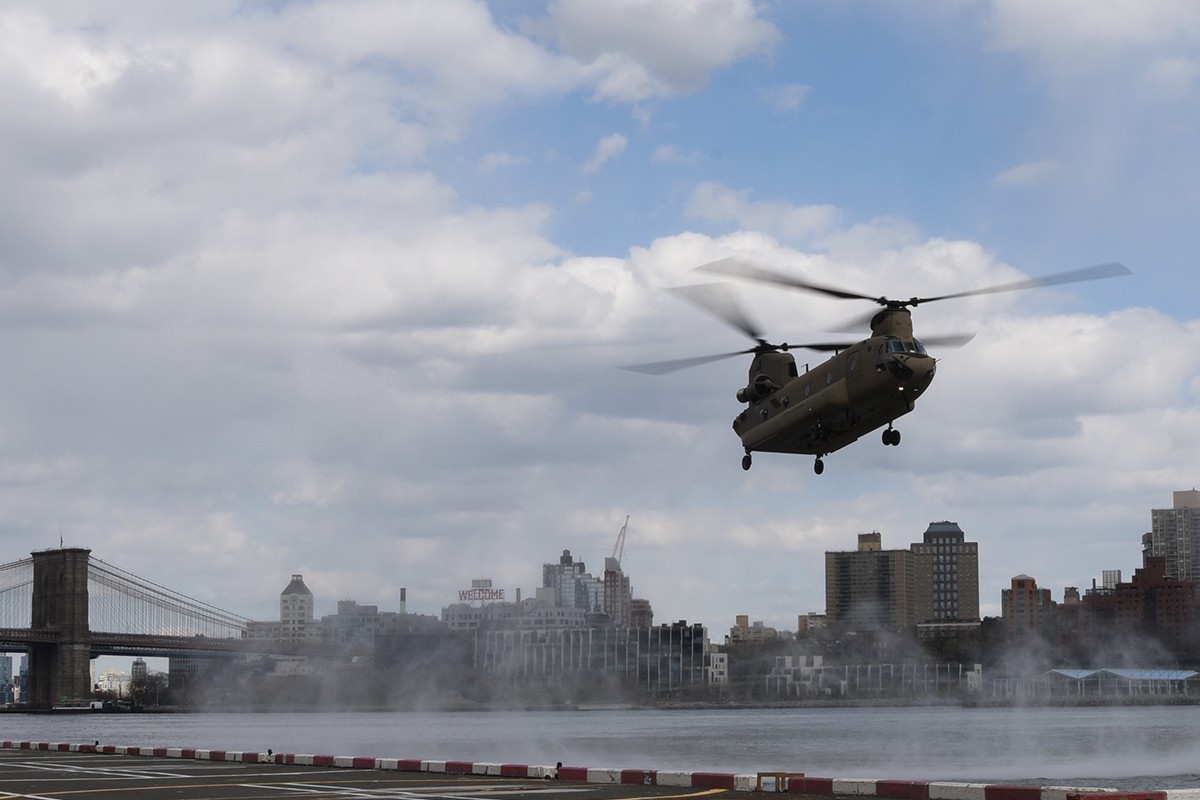 A CH-47 Chinook helicopter, assigned to the New York Army National Guard's Company B, 3rd Battalion, 126th Aviation, approaches a helipad in New York City, April 16, 2020. New York National Guard members are supporting the multi-agency response to COVID-19. 