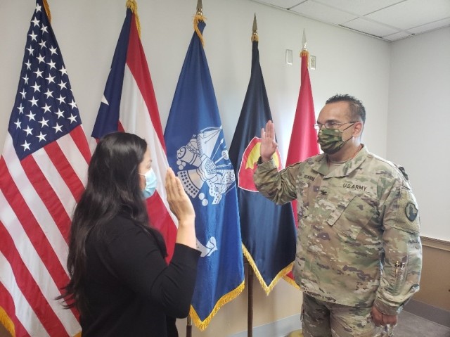 Col. Manuel Ocasio Jr., Deputy Commander of the 1st Mission Support Command, U.S. Army Reserve-Puerto Rico, administers the Civilian Oath of Office to Heather Zoellner, May 18, at the command&#39;s headquarters.