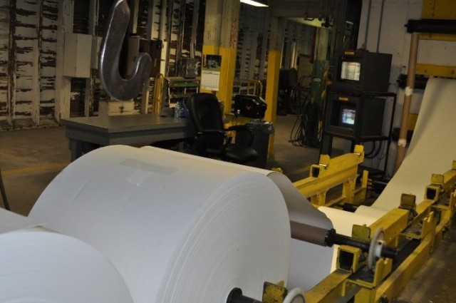 Pulp entering cutting machine.