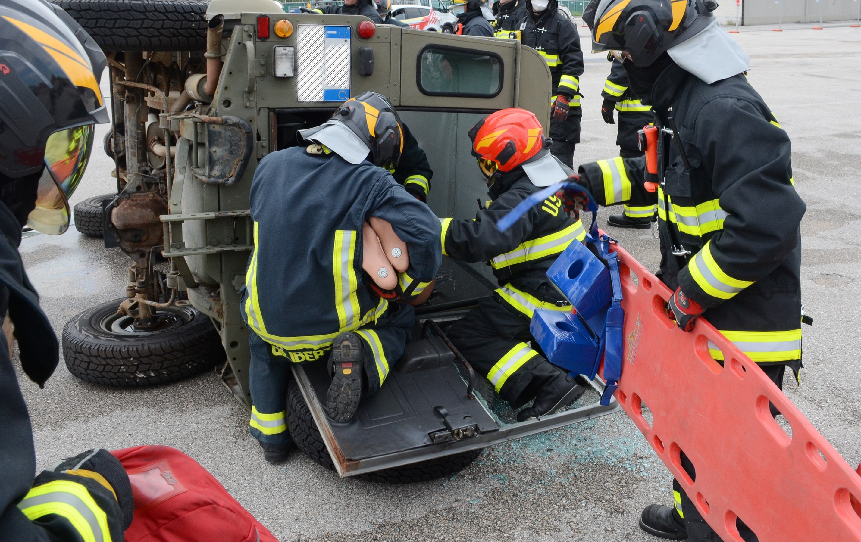 Garrison Fire And Emergency Services Hold Vehicle Extrication Drill ...