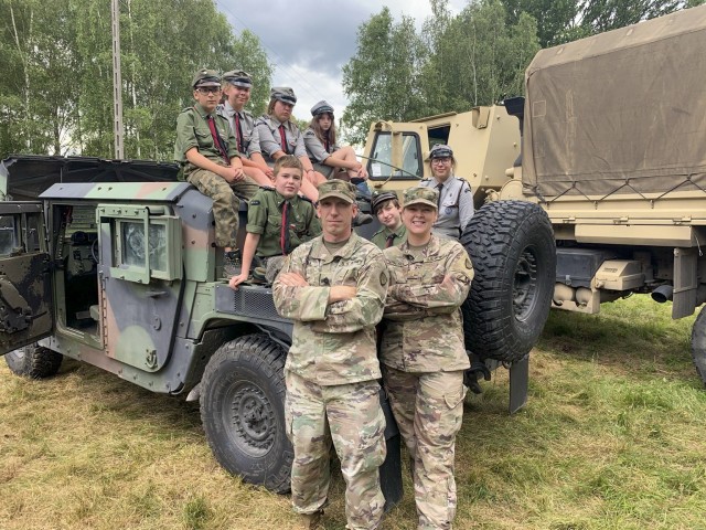 soldiers-stationed-in-poland-share-experiences-with-local-scouts