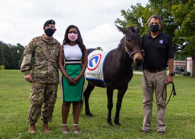 Command Sgt. Maj. Michael J. Perry III, senior enlisted advisor, 1st Theater Sustainment Command, and his wife, Mrs. Razell Perry, pose with the 1st TSC mascot, Sgt. Blackjack, at Fort Knox, Kentucky, July 28 2020. (U.S. Army photo by Spc. Zoran Raduka, 1st TSC Public Affairs)