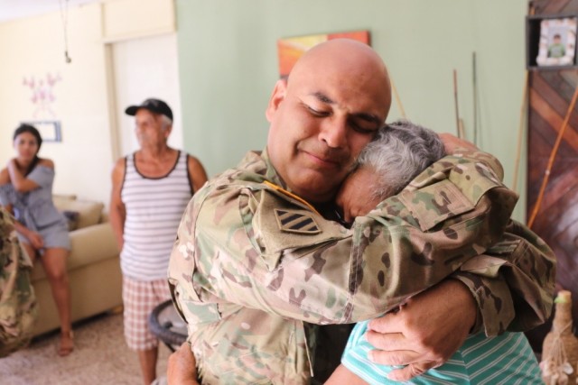 ‘The Army Family’ awarded AUSA Marshall Medal for selfless service