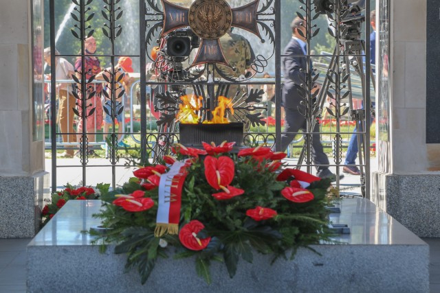 A wreath, placed by the president of Poland, sits on top of the Tomb of the Unknown Soldier in Warsaw, Poland, Aug. 15, 2020. The ceremony was one event for the Battle of Warsaw commemoration and Armed Forces Day celebrations that recognized the skill, determination, and hard-fought victory of the Polish defenders in its decisive battle a century ago. (U.S. Army photo by Cpl. Justin W. Stafford)
