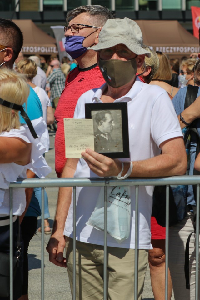 A man holds a photo of a Polish Soldier during an event commemorating the 100th anniversary of the Battle of Warsaw and Armed Forces Day in Warsaw, Poland, Aug. 15, 2020. The ceremonies recognized the skill, determination, and hard-fought victory of the Polish defenders in its decisive battle a century ago. (U.S. Army photo by Cpl. Justin W. Stafford)
