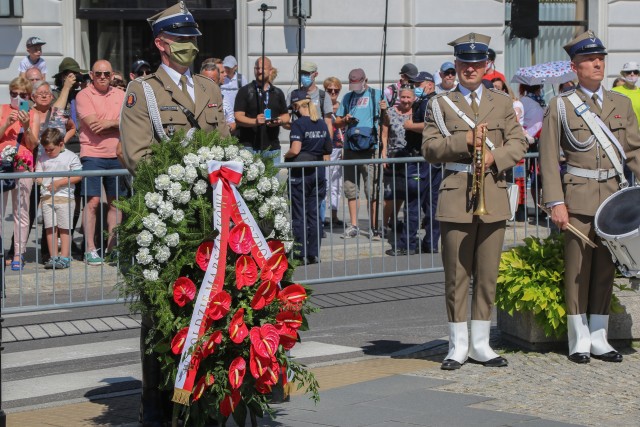A Polish service member stands with a wreath at a monument during an event commemorating the 100th anniversary of the Battle of Warsaw and Armed Forces Day in Warsaw, Poland, Aug. 15, 2020. The ceremonies recognized the skill, determination, and hard-fought victory of the Polish defenders in its decisive battle a century ago. (U.S. Army photo by Cpl. Justin W. Stafford)
