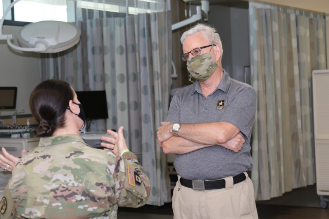 Col. Nancy Parson, hospital commander for Weed Army Community Hospital, talks about the hospital’s services with Under Secretary of the Army James McPherson September 20 at Weed ACH at Fort Irwin, Calif. (Photo by Kimberly Hackbarth, WACH Public Affairs)