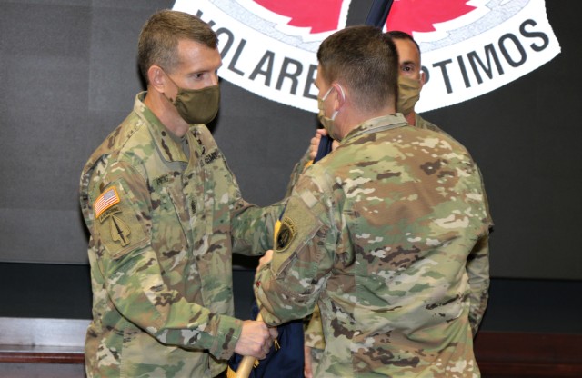 Command Sgt. Maj. Rob Armstrong, incoming command sergeant major, U.S. Special Operations Aviation Command, receives the USASOAC colors from Col. Phil Ryan, commander, USASOAC, during a change of responsibility ceremony at Fort Bragg, North Carolina, Sept 25. (Photo by Master Sgt. Shannon Blackwell, USASOAC public affairs)