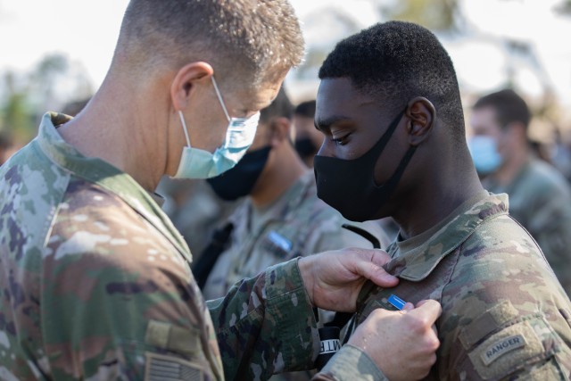 Maj. Gen. James Jarrard, 25th Infantry Division Commanding General, presents 1st Lt. Andrew King, a mortar platoon leader assigned to 2nd Battalion, 35th Infantry Regiment, 3rd Infantry Brigade Combat Team, 25th Infantry Division the Expert Infantryman Badge at Schofield Barracks, Hawaii on Sept. 25th, 2020. The EIB was developed in 1943 to recognize Soldiers who show expert proficiency in basic Soldier tasks.