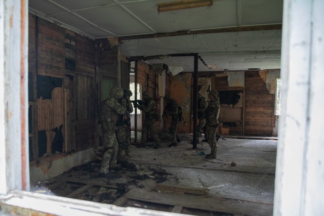 Armed Forces Ukraine Soldiers from the 59th Separate Motorifle Brigade clear a building during Military Operations in Urban Terrain training at Combat Training Center-Yavoriv, Ukraine, Sept. 29. (Photo by U.S Army Cpl. Shaylin Quaid)