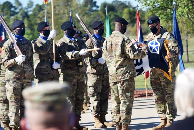 V Corps’ Headquarters and Headquarters Battalion unfurls colors at Fort Knox